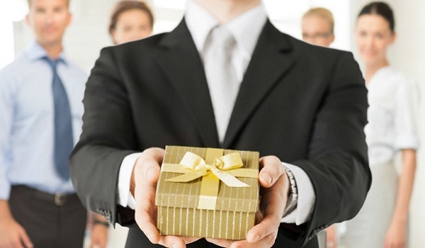 Tuyên dương và khen thưởng nhân viên
